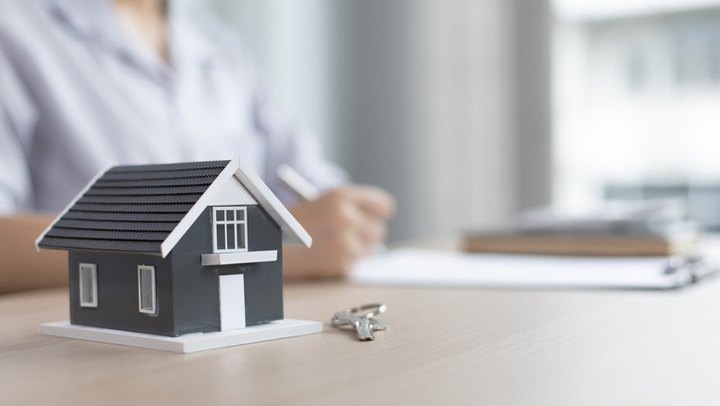 Miniatur rumah dan kunci — simbol memulai usaha franchise